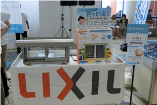 LIXIL社は、室内での夏の暑さ対策に役立つ「シェード」商品を分かりやすく説明できる窓のミニチュアを用意。暑さ対策だけでなく、紫外線カットや省エネの効果も。