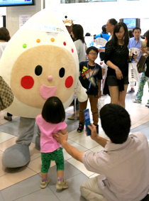 「熱中くん」は未来の地球からやってきた、しずく型ロボット。押すと光るおなかのボタンに、小さなお友達も興味深々でした。