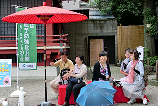 会場内に設置したお茶屋風の休憩スペースで一休み