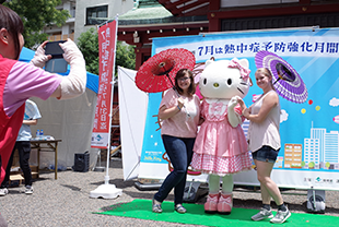 海外からの観光客も和傘とハローキティに大喜びでした