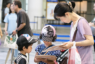 親子でクイズの答えを真剣に考え中